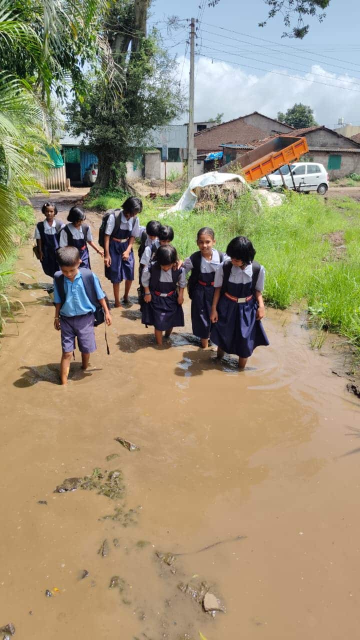 कोल्हापूर शहराजवळील नंदगाव गावातील हंचनाळवाडी येथील जिल्हा परिषदेच्या शाळेत शिक्षण घेणाऱ्या लहान विद्यार्थ्यांना सध्या चिखलातून वाट काढत शाळेत जावे लागत आहे.