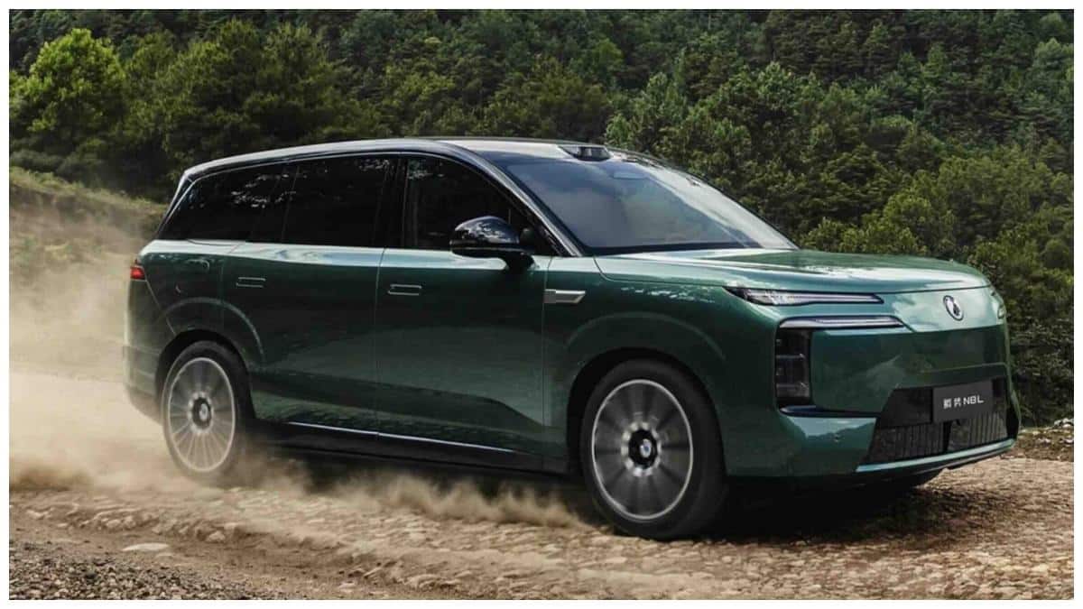 ஒரு முறை சார்ஜ் செய்தால் 1000 கி.மீ ரேஞ்ச், 1193 HP! அறிமுகமான புதிய இவி காரின் மைண்ட்ப்ளோயிங் அம்சங்கள்