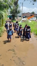 Kolhapur School Road Crisis: चिखलातून, गुडघाभर पाण्यातून वाट काढत शाळेत जाण्याची विद्यार्थ्यांवर वेळ; कोल्हापुरातही रस्त्यांची दुरवस्था