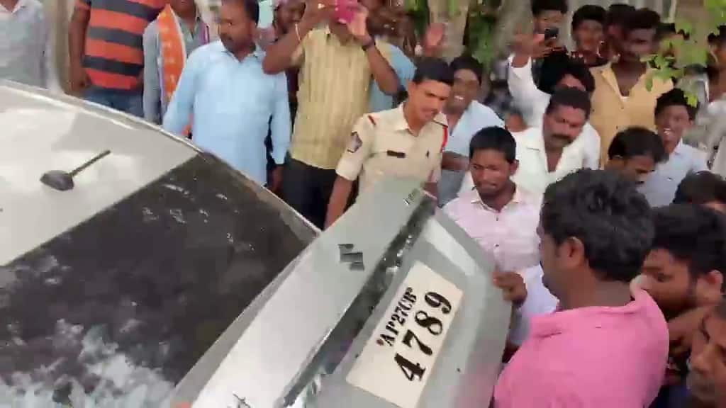 Addanki Ganja News: అద్దంకి సమీపంలో రోడ్డు ప్రమాదం.. పోలీసుల వాహనంలో గంజాయి చూసి స్థానికులు ఆగ్రహం