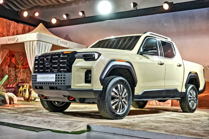 Mahindra Scorpio Lifestyler : আপনিও যদি কোনওকালে প্রিমিয়াম পিকআপ ট্রাক কেনার ইচ্ছে চেপে রাখেন, তাহলে আপনার জন্য সুখবর নিয়ে এল মহিন্দ্রা। সম্প্রতি কোম্পানি প্রকাশ্যে এনেছে তাদের নতুন স্করপিও লাইফস্টাইলার, যেটা আসলে একটা পিক-আপ ট্রাক। দুর্দান্ত ডিজাইন, পেশিবহুল বডি নিয়ে এই গাড়ি ভারতের বাজারে এনেছে কোম্পানি।