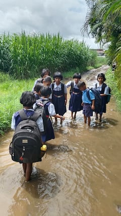 Kolhapur School Road Crisis: चिखलातून, गुडघाभर पाण्यातून वाट काढत शाळेत जाण्याची विद्यार्थ्यांवर वेळ; कोल्हापुरातही रस्त्यांची दुरवस्था