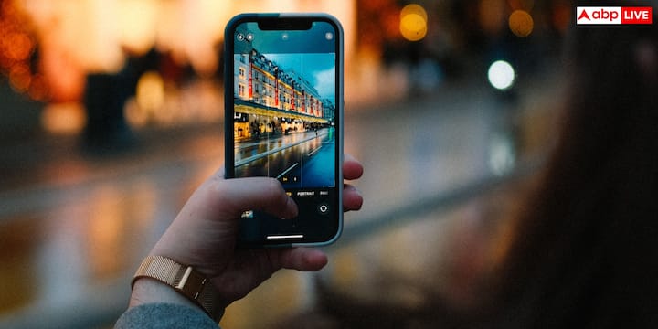 Medical ID सेट करने के लिए सबसे पहले iPhone में Health ऐप खोलें. इसके बाद अपनी प्रोफाइल फोटो पर टैप करें और Medical ID ऑप्शन को चुनें. इसके बाद यहां अपनी जरूरी जानकारी जैसे नाम, जन्मतिथि, मेडिकल कंडीशन, एलर्जी, दवाइयां और ब्लड ग्रुप को भरें. इसके बाद Emergency Contacts सेक्शन में जाकर कॉन्टैक्ट चुनें और उसके साथ आपका रिलेशन को भी भरें. जानकारी भरने के बाद इसे सेव कर दें.