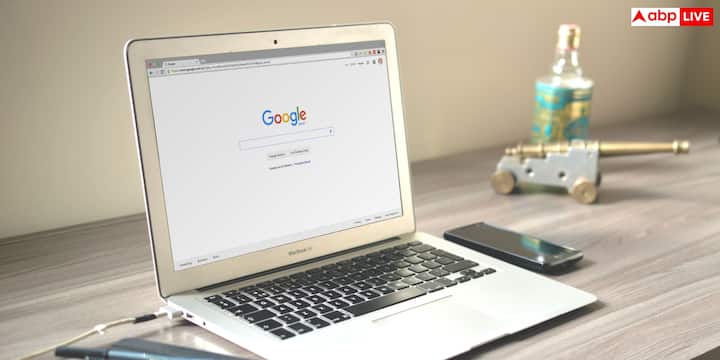 अब आपको बता दें कि अगर आप भी अपना गूगल क्रोम को अपडेट करना चाहते हैं तो ये बहुत आसान प्रोसेस है. इसके लिए आपको कंप्यूटर पर Google Chrome खोलना है और ऊपर दाईं ओर मौजूद तीन डॉट्स वाले मेन्यू पर क्लिक करना है. इसके बाद Help में जाकर About Google Chrome पर क्लिक करना है. अब Chrome अपने आप उपलब्ध अपडेट की जांच करेगा. अगर नया अपडेट मौजूद है तो ब्राउजर उसे डाउनलोड करना शुरू कर देगा.