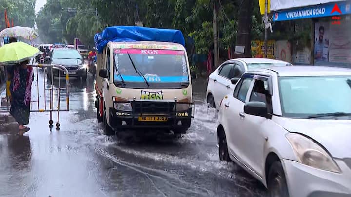 ইতিমধ্যেই ময়দানে কলকাতা পুরসভা। পাম্প চালিয়ে জল তুলে নেওয়ার জন্য বড় ট্যাঙ্কার এনেছে পুরসভার কর্মীরা। যদিও সেই তুলনায় অনেকটা পরিমাণেই জল জমে গিয়েছে সেখানে।