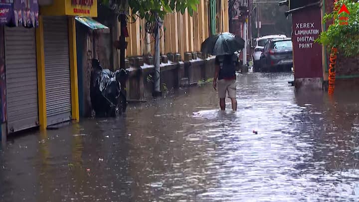 সকাল থেকে টানা বৃষ্টিতে জল জমে গিয়েছে শহরের রাস্তাগুলিতে। ভারী বর্ষণে আমহার্স্ট স্ট্রিট, মুক্তারাম স্ট্রিটে খারাপ অবস্থা। রীতিমত জল জমে হাঁটাচলায় অসুবিধা তৈরি হয়েছে।
