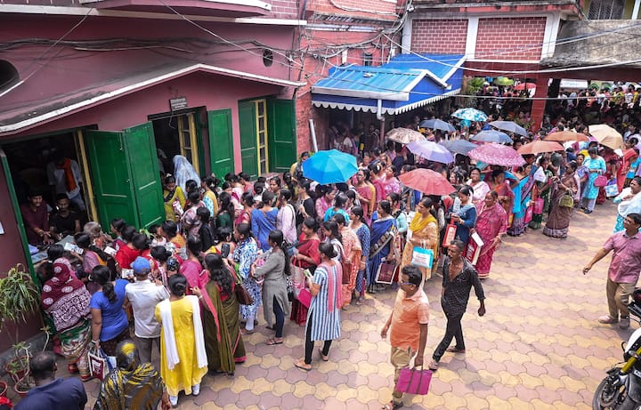 মুখ্যমন্ত্রী আগের সরকারকে নিশানা করে বলেন, ভোটের আগে মাত্র ২মাস দেড় হাজার টাকা করে দিয়েছে। আমরা ওই তালিকায় দেখলাম পুরুষরাও লক্ষ্মীর ভাণ্ডার পাচ্ছে। আমরা ওই তালিকায় দেখলাম যাঁরা ভারতীয় নয়, SIR-এ নাম কেটে গেছে, তাদেরকেও টাকা দেওয়া হচ্ছে। মৃত ব্যক্তিকেও টাকা দেওয়া হচ্ছে।