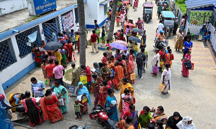 ১৭ অগাস্ট থেকে শুরু হয়েছে অন্নপূর্ণা যোজনার টাকা ট্রান্সফার।   ১ কোটি ৪৫ লক্ষ আবেদনকারীর অ্যাকাউন্টে শুরু হয়েছে টাকা পাঠানোর প্রক্রিয়া।   প্রতি মাসের ১ থেকে ১৫ তারিখের মধ্যে এই টাকা উপভোক্তাদের ব্যাঙ্ক অ্যাকাউন্টে ঢুকবে বলে ঘোষণা করেছেন মুখ্যমন্ত্রী।