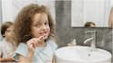 Kids Brushing Tips : పిల్లలు పళ్లు తోముకునేటప్పుడు తల్లిదండ్రులు తీసుకోవాల్సిన జాగ్రత్తలు.. డెంటిస్ట్​ల సూచనలివే