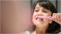 Kids Brushing Tips : పిల్లలు పళ్లు తోముకునేటప్పుడు తల్లిదండ్రులు తీసుకోవాల్సిన జాగ్రత్తలు.. డెంటిస్ట్​ల సూచనలివే