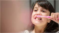 Kids Brushing Tips : పిల్లలు పళ్లు తోముకునేటప్పుడు తల్లిదండ్రులు తీసుకోవాల్సిన జాగ్రత్తలు.. డెంటిస్ట్​ల సూచనలివే