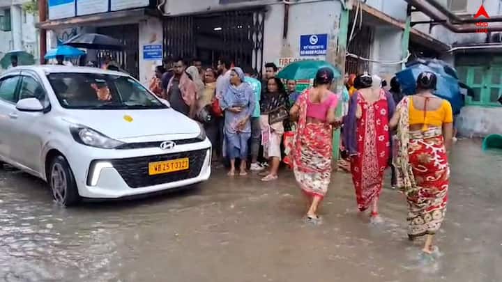 উত্তরবঙ্গে মঙ্গলবার পর্যন্ত বিক্ষিপ্তভাবে বৃষ্টির হলুদ সতর্কতা। বজ্রবিদ্যুৎ সহ হালকা মাঝারি বৃষ্টির সম্ভাবনা ওপরের পাঁচ জেলাতে। মঙ্গলবার বৃষ্টির পরিমাণ আরো একটু বাড়বে।