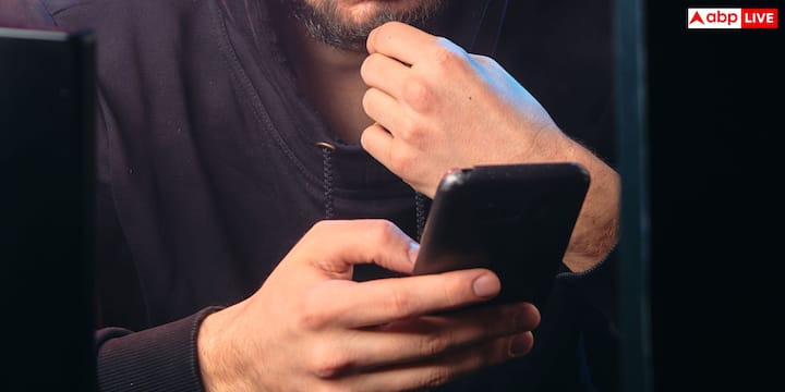 इसके साथ ही लॉक स्क्रीन पर दिखने वाले नोटिफिकेशन भी खतरा बन सकते हैं. SMS, OTP, ईमेल या मैसेज के डिवाइस पर फ्लैश होने से पर्सनल जानकारी भी लीक हो सकती है. अगर लॉक स्क्रीन पर नोटिफिकेशन दिखाई देते हैं तो कोई व्यक्ति इनका गलत इस्तेमाल आसानी से कर सकता है.