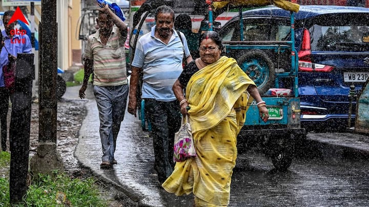 ওই নিম্নচাপের কারণে আগামী ২৪ ঘণ্টায় পুরুলিয়া, বাঁকুড়া, পশ্চিম বর্ধমান ও বীরভূমে ভারী বৃষ্টির সম্ভাবনা রয়েছে।
