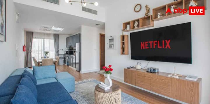 होम थिएटर में HDMI ARC या eARC होना काफी यूजफुल है. इससे टीवी से ऑडियो एक ही HDMI कनेक्शन के जरिए सिस्टम तक भेजा जा सकता है. eARC ज्यादा बैंडविड्थ देता है और बेहतर क्वालिटी वाले ऑडियो फॉर्मेट को सपोर्ट कर सकता है. इसके अलावा Bluetooth, Wi-Fi और दूसरे HDMI पोर्ट भी देखें, क्योंकि गेमिंग कंसोल, स्ट्रीमिंग डिवाइस, Blu-ray प्लेयर और सेट-टॉप बॉक्स जैसे कई डिवाइस कनेक्ट करने पड़ सकते हैं.