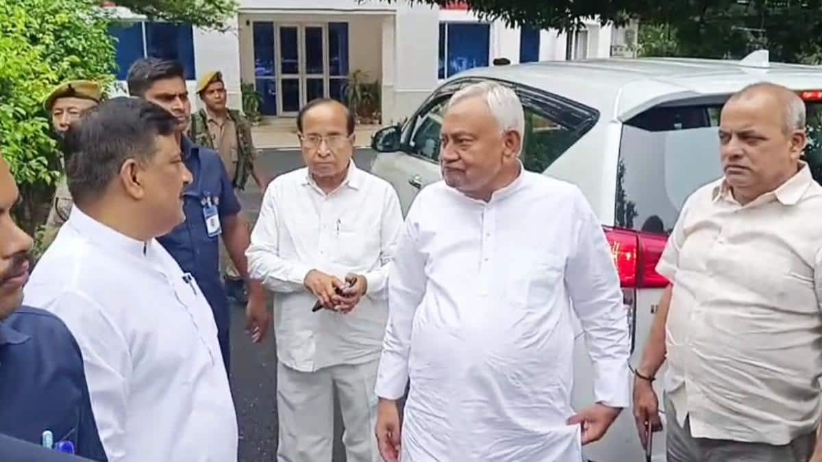 सुपर CM जिंदाबाद… नीतीश कुमार के सामने लगा नारा, संजय झा से क्या बात हुई?