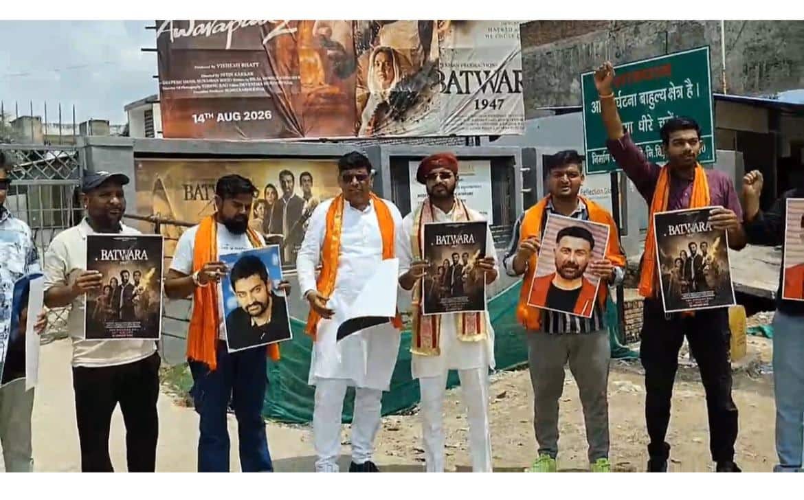 बंटवारा 1947’ के खिलाफ आगरा में योगी यूथ ब्रिगेड का प्रदर्शन, फिल्म पर लगाया ये आरोप