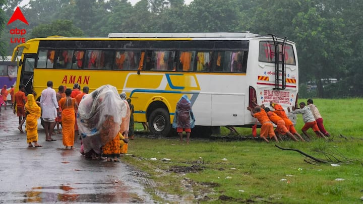 আগামী ২৪ ঘণ্টায় বঙ্গ ও ওড়িশা উপকূলে ঝোড়ো হাওয়ার সম্ভাবনায় মৎস্যজীবীদের সমুদ্রে যেতে নিষেধ করা হয়েছে।