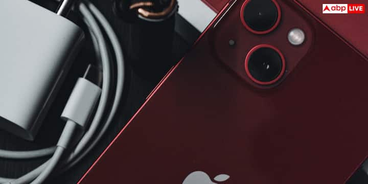 मीडिया रिपोर्ट के अनुसार, Apple Event 2026 में सबसे ज्यादा नजर iPhone 18 Pro पर रहने वाली है. ऑनलाइन लीक्स के अनुसार, इस स्मार्टफोन में कंपनी का नेक्स्ट जनरेशन का A20 Pro चिपसेट प्रोसेसर देखने को मिलने वाला है. इससे फोन की परफॉर्मेंस और पावर एफिशिएंसी में भी सुधार देखने को मिल सकता है.
