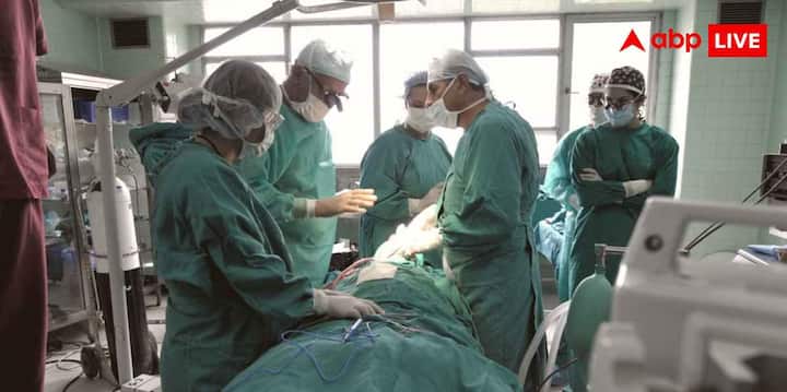एंजियोप्लास्टी आमतौर पर मिनिमली इनवेसिव प्रक्रिया है और इसमें लोकल एनेस्थीसिया दिया जाता है. सामान्य प्रक्रिया में करीब 30 मिनट से 2 घंटे तक लग सकते हैं. कुछ मरीजों को उसी दिन या अगले दिन अस्पताल से छुट्टी मिल सकती है, जबकि हार्ट अटैक के बाद इलाज कराने वाले मरीज को ज्यादा समय तक अस्पताल में रहना पड़ सकता है. स्टेंट लगने के बाद आमतौर पर एंटीप्लेटलेट दवाएं दी जाती हैं. डॉक्टर की सलाह के बिना इन दवाओं को बंद नहीं करना चाहिए. साथ ही रिकवरी के दौरान भारी वजन उठाने और ज्यादा मेहनत से कुछ समय बचने की सलाह दी जा सकती है. इसके साथ ही हार्ट-हेल्दी डाइट, फिजिकल एक्टिविटी, धूम्रपान से बचाव और ब्लड प्रेशर, डायबिटीज साथ ही हाई कोलेस्ट्रॉल को कंट्रोल रखना भी जरूरी  है.