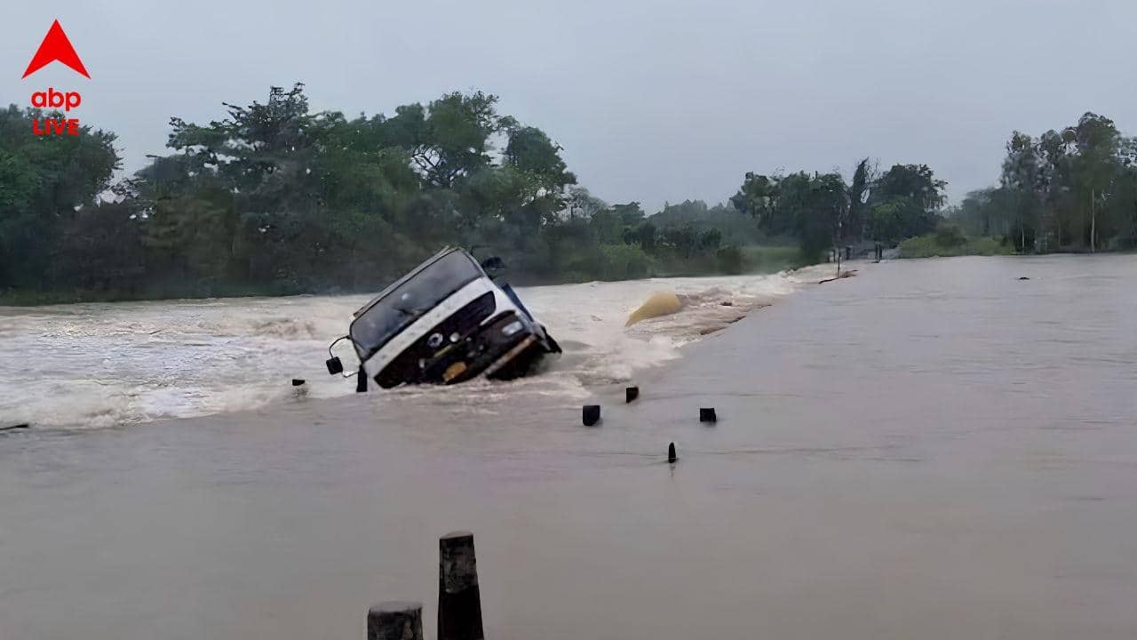 Bankura Bridge: বাঁকুড়ায় নদীর জল বইছে সেতুর উপর দিয়ে, তোড়ে উল্টে গেল ডাম্পারও