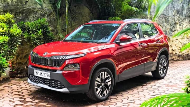 वहीं, अभी हाल ही में लॉन्च हुई स्कोडा काइलाक ने भी इस बजट सेगमेंट में एंट्री मारकर पूरा माहौल बना दिया है. स्कोडा ने अपनी इस नई SUV में लग्जरी और कम्फर्ट का पूरा ध्यान रखा है. इसके टॉप वेरिएंट्स में वेंटिलेटेड सीट्स के साथ-साथ पावरफुल टर्बो इंजन और बेहतरीन ड्राइविंग डायनैमिक्स मिलते हैं जो इसे ड्राइविंग लवर्स की पहली पसंद बनाते हैं.