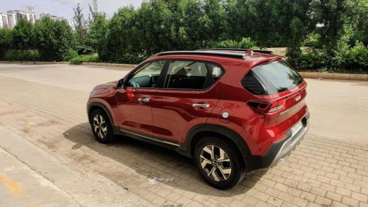 आपको बता दें कि, अब कम बजट में भी प्रीमियम और कम्फर्टेबल राइडिंग का सपना देखना बिल्कुल आसान हो चुका है. सोनेट, काइलाक, काइगर और अल्ट्रोज़ रेसर जैसे ऑप्शंस के साथ आप अपनी गर्मी की राइड्स को मजेदार बना सकते हैं. अपनी जरूरत और जेब के हिसाब से नजदीकी शोरूम पर जाकर टेस्ट ड्राइव लें और सही गाड़ी चुनें.