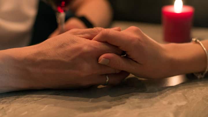 स्पा और मसाज का समय इस दौरान बहुत आरामदायक साबित हो सकता है. कई होटल और रिसॉर्ट्स में कपल स्पा या मसाज की सुविधा होती है, जिससे पीरियड्स के दर्द और थकान में भी राहत मिलती है. अगर बाहर स्पा जाना संभव न हो, तो पार्टनर खुद भी हल्के हाथों से पीठ या पैरों की मसाज करके साथी को आराम दे सकता है. ऐसे छोटे-छोटे पल रिश्ते को और गहरा बनाते हैं. 