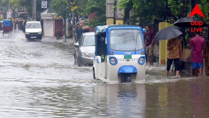 মাত্র ৪ ঘণ্টার বৃষ্টিতে জলমগ্ন আসানসোলের পুর এলাকা। জল জমেছে রেলপাড় এলাকার ৫টি ওয়ার্ডের বিস্তীর্ণ এলাকায়। জলের তলায় চলে গেছে কালভার্ট। কার্যত স্তব্ধ যাতায়াত ব্যবস্থা। রেলপাড় এলাকায়, জমাজলে ঘরেই আটকে পড়েন অন্তত ৩০ জন বাসিন্দা। উদ্ধারকার্যে নামে সিভিল ডিফেন্স। নৌকা করে নিরাপদ আশ্রয়ে নিয়ে যাওয়া হল তাদের।