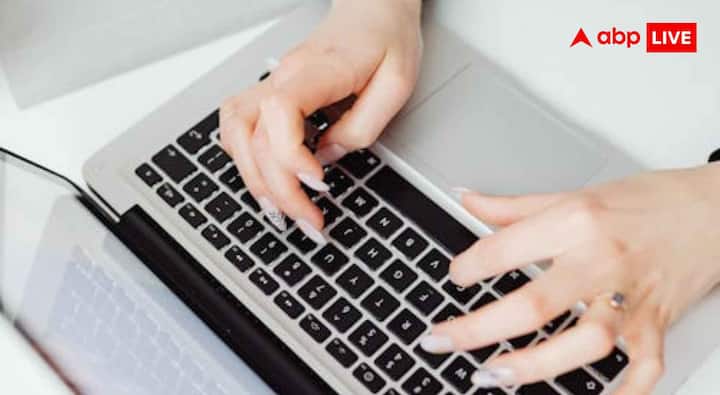 एक विंडो में जानकारी देखते हुए दूसरी विंडो में काम करने के लिए Windows Key + Left Arrow या Windows Key + Right Arrow का इस्तेमाल किया जा सकता है. शॉर्टकट दबाने पर मौजूदा विंडो स्क्रीन के आधे हिस्से में फिट हो जाती है. इसके बाद दूसरी विंडो को बाकी हिस्से में रखा जा सकता है. इससे दोनों विंडो एक साथ दिखाई देती हैं और मल्टीटास्किंग आसान हो जाती है.