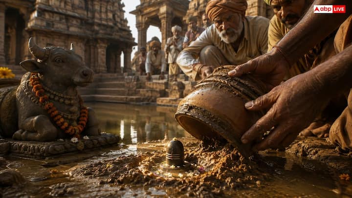 इसके बाद जब ग्रामीणों ने मौके पर आकर वह बर्तन हटाया, तो वहां चावल के दाने के बराबर एक नन्हा शिवलिंग धरती से प्रकट होता दिखाई दिया. शुरुआत में मिट्टी के बर्तन से ढके होने के कारण इन्हें कूड़ा देव कहा गया, परंतु बाद में कुंड के किनारे होने से यह कुंडेश्वर महादेव कहलाए. चंदेल राजा मदन वर्मन ने यहां भव्य मंदिर बनवाया था. मंदिर परिसर में स्थापित नंदी की प्रतिमा पर आज भी संवत 1204 स्पष्ट रूप से लिखा मिलता है.