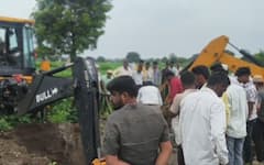 तीन तासांचे प्रयत्न, दोन जेसीबींचे खोदकाम; बोअरवेलमध्ये पडलेला अदनान बाहेर येताच ग्रामस्थांचा जल्लोष