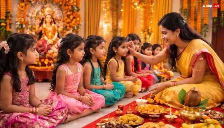 मां दुर्गा की पूजा में हलवा, चना और पूड़ी का भोग लगाने की परंपरा है. मां लक्ष्मी को खीर, सफेद मिठाई या मखाने का भोग लगाना चाहिए. मान्यता है इससे देवी प्रसन्न होती हैं.