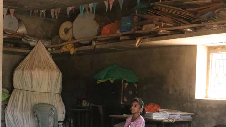 अगर बात केंद्र सरकार से जुड़े स्कूलों या शिक्षा विभाग की हो, तो केंद्रीकृत लोक शिकायत निवारण और निगरानी प्रणाली (CPGRAMS) एक ऑनलाइन मंच है, जो नागरिकों को चौबीसों घंटे अपनी शिकायत सार्वजनिक प्राधिकरणों तक पहुंचाने की सुविधा देता है और यह केंद्र व राज्य सरकार के सभी मंत्रालयों-विभागों से जुड़ा एक ही पोर्टल है. छात्र या अभिभावक pgportal.gov.in पर जाकर आसानी से अपनी शिकायत दर्ज कर सकते हैं. यह पोर्टल मोबाइल ऐप और उमंग ऐप के जरिए भी उपलब्ध है, जिससे ग्रामीण इलाकों के छात्र भी आसानी से इसका इस्तेमाल कर सकते हैं.