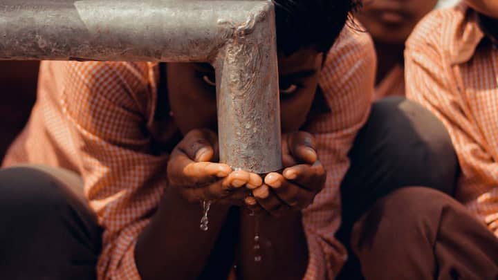 कुल मिलाकर देखा जाए तो छात्रों के पास अब स्कूल की जर्जर हालत की शिकायत दर्ज कराने के कई भरोसेमंद और आसान रास्ते मौजूद हैं चाहे वह केंद्र सरकार का CPGRAMS पोर्टल हो, राज्यों के IGRS और जनसुनवाई पोर्टल हों, टोल-फ्री हेल्पलाइन हो या बिहार जैसे राज्यों में शुरू हुए विशेष छात्र सहयोग पोर्टल. सबसे जरूरी बात यह है कि शिकायत दर्ज करते समय समस्या का पूरा विवरण, स्कूल का नाम और पता, तथा अगर संभव हो तो तस्वीरें भी साथ में जोड़ें, ताकि संबंधित अधिकारी को समस्या समझने और उस पर तेजी से कार्रवाई करने में आसानी हो.