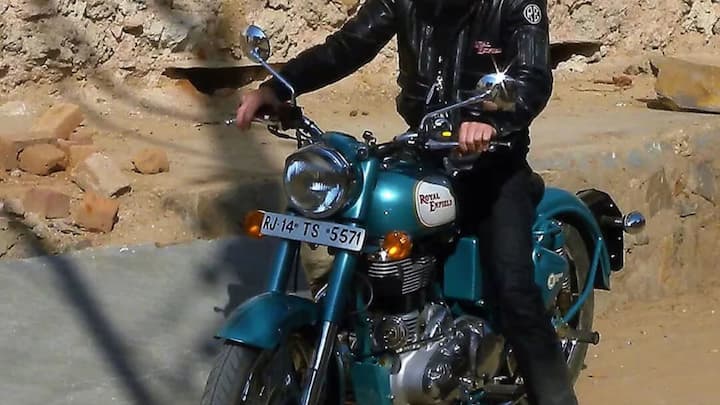 Classic 350 में 349cc का सिंगल-सिलेंडर, एयर-ऑयल कूल्ड J-Series इंजन मिलता है.यह इंजन करीब 20.2 bhp की पावर और 27 Nm का टॉर्क जनरेट करता है.