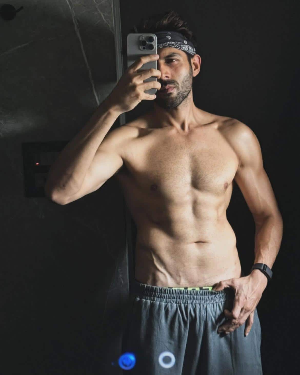 शूटिंग के दौरान कार्तिक आर्यन के घुटने में लगी चोट, अस्पताल में भर्ती, जल्द होगी सर्जरी