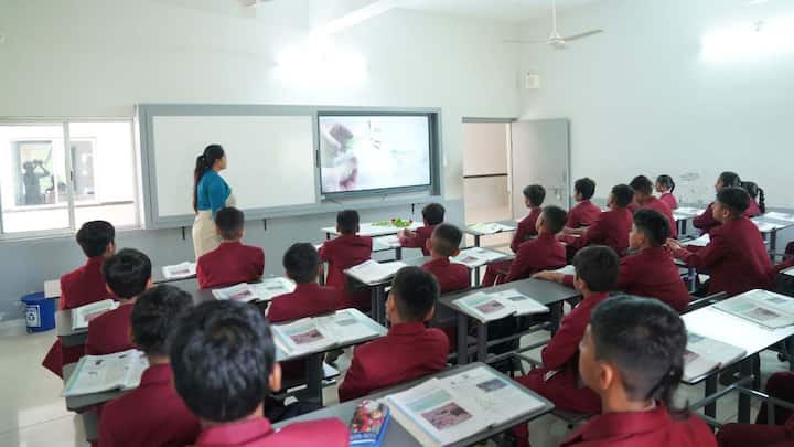 बिहार सरकार ने छात्रों की समस्याओं के तुरंत समाधान के लिए एक खास पहल की है. 17 अगस्त को मुख्यमंत्री सम्राट चौधरी ने छात्र सहयोग पोर्टल का शुभारंभ किया, जिसके जरिए विद्यार्थी स्कूल, कॉलेज, हॉस्टल और पढ़ाई से जुड़ी समस्याओं की शिकायत ऑनलाइन प्रशासन तक पहुंचा सकते हैं. इस पोर्टल की खास बात यह है कि शिकायत दर्ज करने के लिए बस पोर्टल पर जाकर