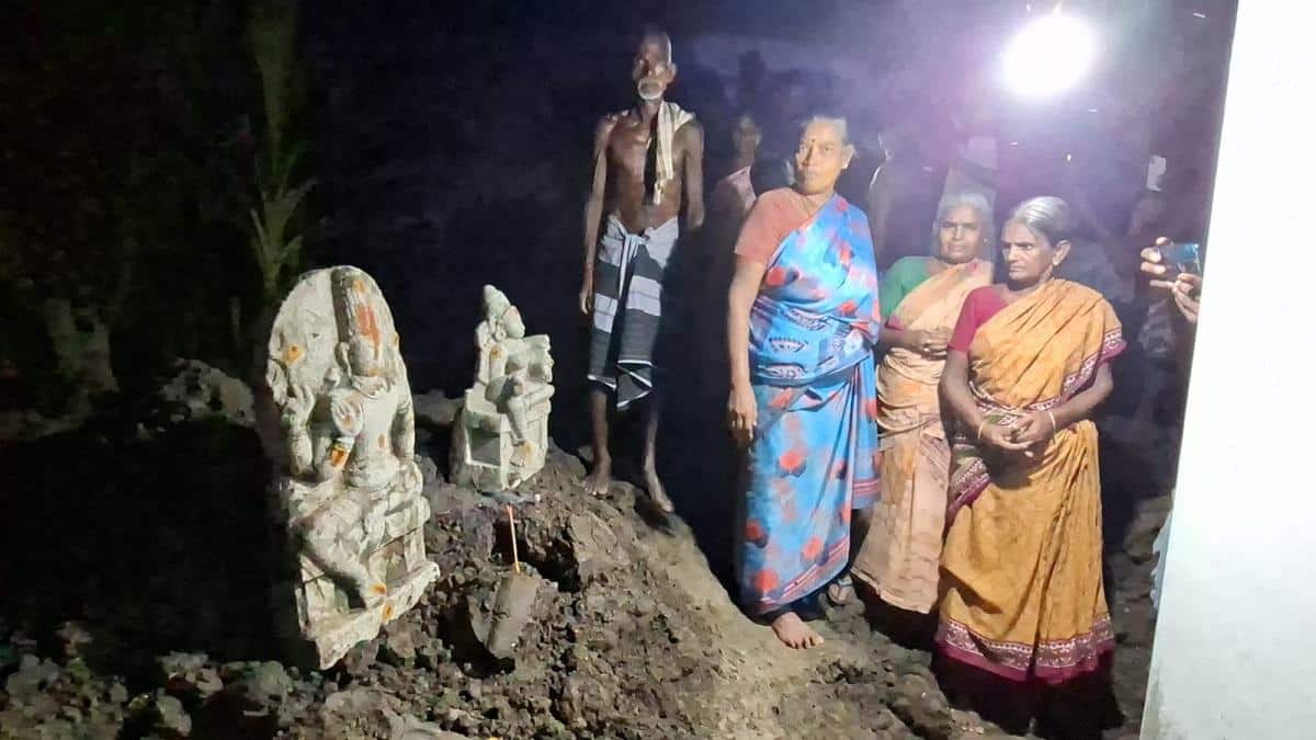 திருவையாறு அருகே குளம் அமைக்க பள்ளம் தோண்டியபோது அதிர்ச்சி: 2 கற்சிலைகள் கண்டெடுப்பு