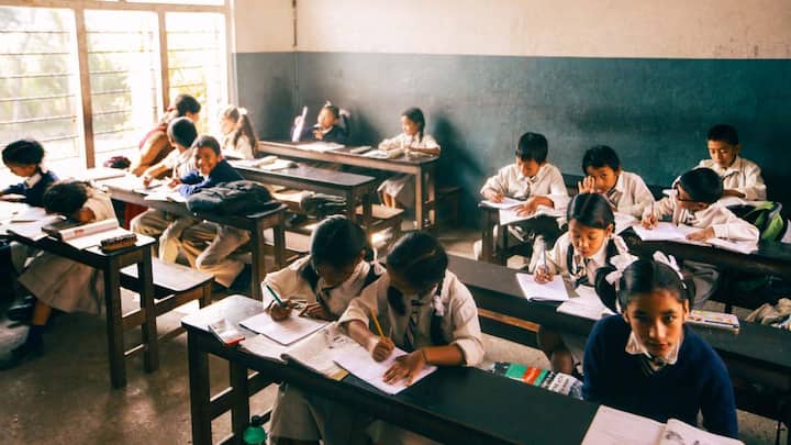 उत्तर प्रदेश जैसे राज्यों में स्कूल की जर्जर हालत की शिकायत के लिए IGRS पोर्टल एक एकीकृत शिकायत निवारण प्रणाली है, जहां कोई भी नागरिक स्वतंत्र और सुविधाजनक तरीके से शिकायत दर्ज कर सकता है और उसकी स्थिति भी ट्रैक कर सकता है. इसके अलावा मध्य प्रदेश जैसे राज्यों में 181 नंबर पर कॉल करके या सीएम हेल्पलाइन वेबसाइट पर जाकर भी शिकायत दर्ज कराई जा सकती है.