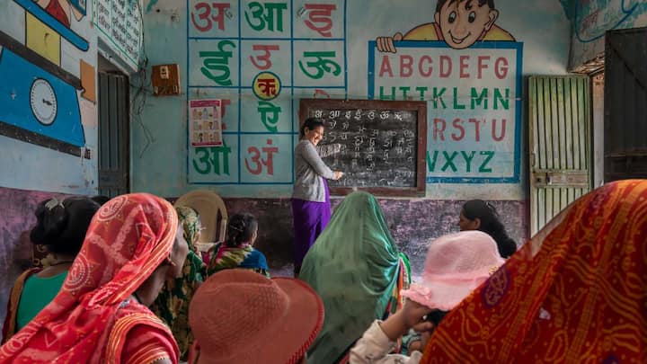 जिन छात्रों को इंटरनेट या ऑनलाइन पोर्टल इस्तेमाल करने में दिक्कत होती है, उनके लिए फोन के जरिए शिकायत दर्ज कराने की सुविधा भी उपलब्ध है. अभिभावकों और छात्रों की सुविधा के लिए सरकार ने टोल फ्री हेल्पलाइन नंबर 1800-1800-166 जारी किया है, जिस पर कॉल करके स्कूल भवन की खराब हालत, सुविधाओं की कमी या अन्य किसी भी समस्या की जानकारी दी जा सकती है.
