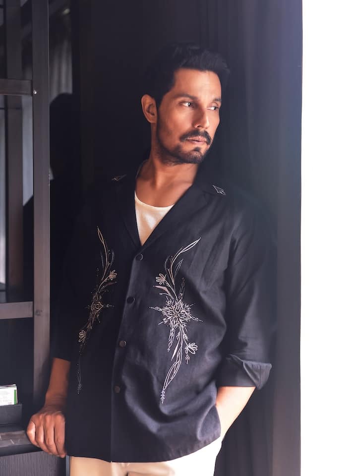 मीडिया रिपोर्ट के मुताबिक वो एक फिल्म के लिए 2 से 3 करोड़ रूपये फीस चार्ज करते हैं. ब्रांड एंडोर्समेंट से वो तगड़ी कमाई करते हैं.
