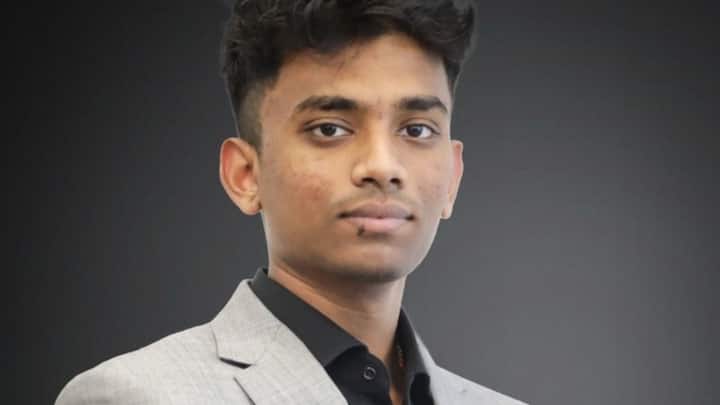 लक्ष्मणन को गिनीज वर्ल्ड रिकॉर्ड्स ने यंग चार्टर्ड अकाउंटेंट मेल के अधिकारिक खिताब से भी मान्यता दी है. उन्होंने यह उपलब्धि 16 साल और 141 दिन में हासिल की थी. उनकी उपलब्धि को इसलिए खास माना गया, क्योंकि जिस उम्र में ज्यादातर बच्चे अपनी स्कूल शिक्षा के बाद आगे की पढ़ाई और करियर के ऑप्शन तलाश रहे होते हैं, उस समय लक्ष्मणन एक प्रोफेशनल अकाउंटिंग योग्यता हासिल कर चुके थे.