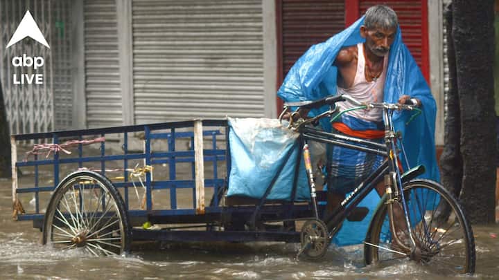 উত্তরবঙ্গে দুর্যোগের আশঙ্কা বেশি। ৫ জেলায় জারি হয়েছে ভারী বৃষ্টির সতর্কতা।