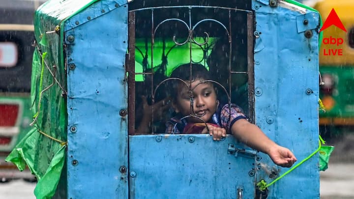 গত ২৪ ঘণ্টায় পশ্চিমবঙ্গের অধিকাংশ জেলাতেই হালকা থেকে মাঝারি বৃষ্টিপাত হয়েছে। দক্ষিণবঙ্গের পূর্ব মেদিনীপুর, কলকাতা, উত্তর ২৪ পরগণা ও পশ্চিম বর্ধমানে ঝোড়ো হাওয়া চলেছে।