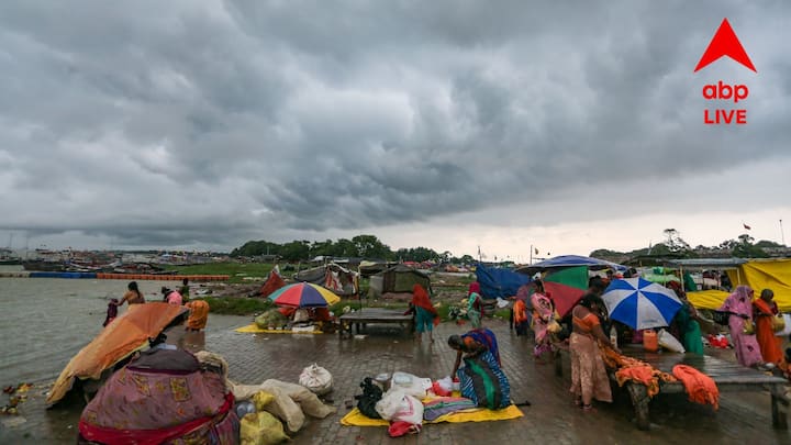 আজ মুর্শিদাবাদ, বীরভূম ও নদিয়া ও উত্তর ২৪ পরগণায় বৃষ্টির সম্ভাবনা রয়েছে। দক্ষিণবঙ্গেও হালকা বৃষ্টিপাতের সম্ভাবনা রয়েছে।