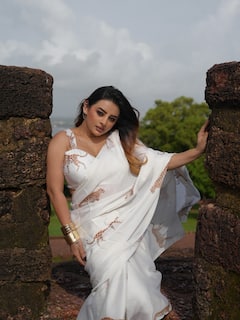 Ankita Dave PHOTO: વ્હાઈટ સાડીમાં ગોર્જિયસ લાગી અંકિતા દવે, જુઓ તસવીરો