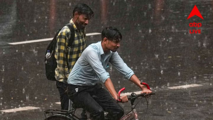 উত্তরবঙ্গের দিকে নজর রাখলে দেখা যাবে, জলপাইগুড়ি ও আলিপুরদুয়ারে এদিন ভারি বৃষ্টির সম্ভাবনা রয়েছে। ধসের থেকে সতর্ক থাকতে বলা হয়েছে বাসিন্দাদের।