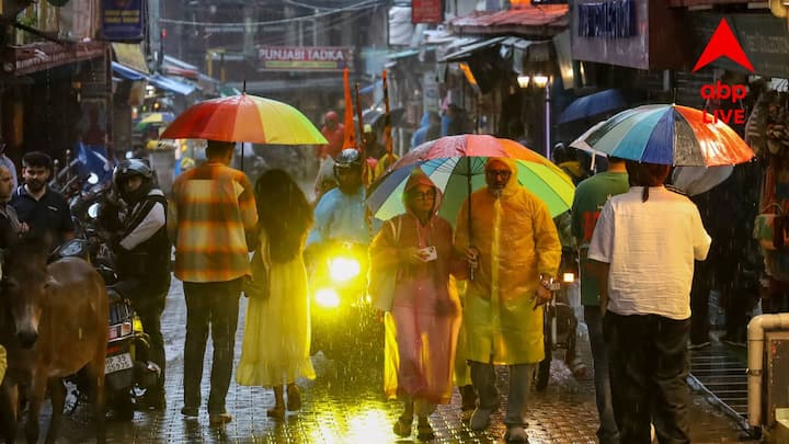 আজ কলকাতার পাশাপাশি উত্তর ২৪ পরগনা, দক্ষিণ ২৪ পরগনা, হাওড়া, নদিয়া ও মুর্শিদাবাদে বৃষ্টি হওয়ার সম্ভাবনা রয়েছে। এই সব জেলায় বজ্রবিদ্যুৎ সহ হালকা বৃষ্টি হতে পারে। তবে হুগলি ও উত্তর ২৪ পরগনায় বেশি বৃষ্টির সম্ভাবনা রয়েছে। বৃষ্টির পাশাপাশি ৩০ থেকে ৪০ কিমি বেগে ঝড় বয়ে যেতে পারে।
