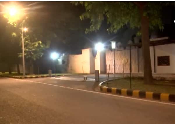 दोनों देशों के बीच तनाव के दौरान हाई कमीशन के बाहर सुरक्षा व्यवस्था और ढांचे को लेकर इस तरह के कदम पहले भी देखने को मिलते रहे हैं.